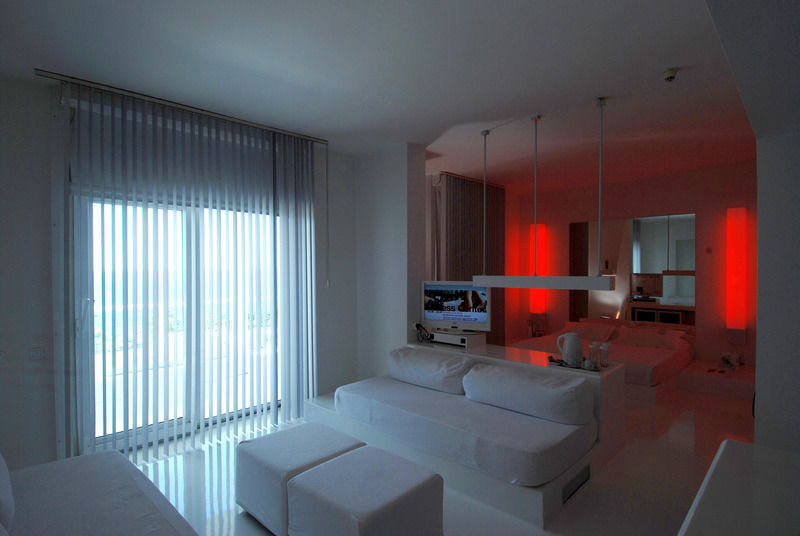 Hotel Su & Aqualand Antalya Exterior photo A living room with a red mood lighting